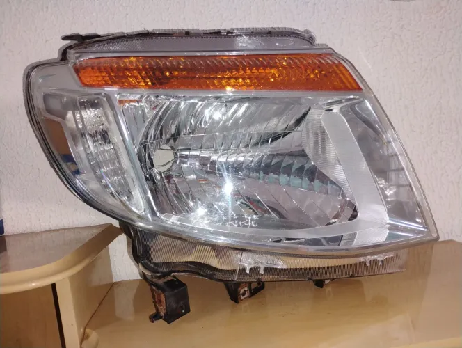 Farol lado Direito da Ranger 2013