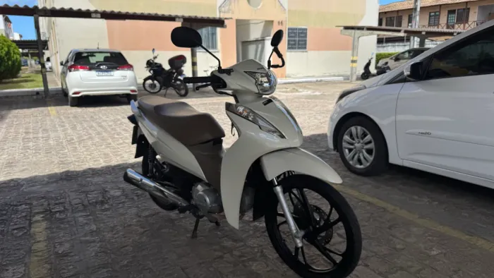 BIZ BRANCO PEROLIZADO 2024 17.600 km
