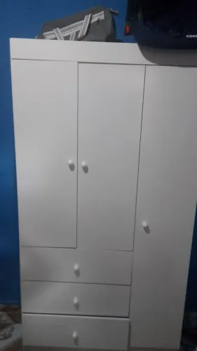 Guarda-roupa infantil com berço