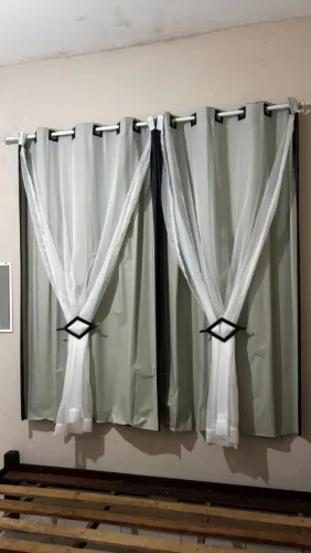 Cortina black-out com voil branco