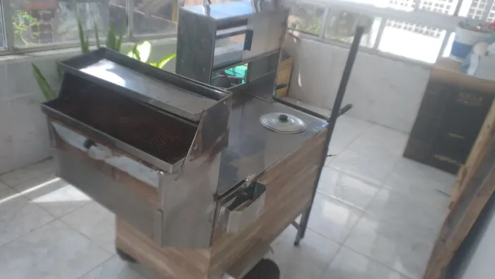 Carroça de espetinho e cachorro quente