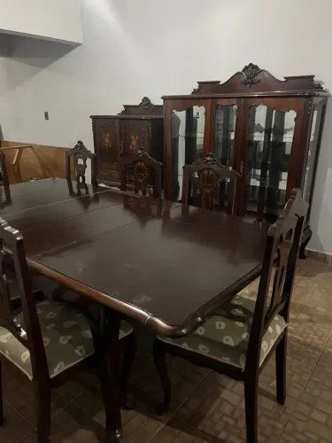 Linda mesa de madeira com 8 cadeiras