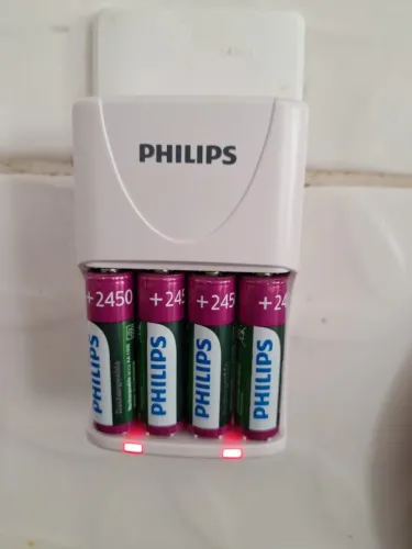Carregador de pilhas Philips + 4 pilhas Philips AA recarregáveis - Excelente estado
