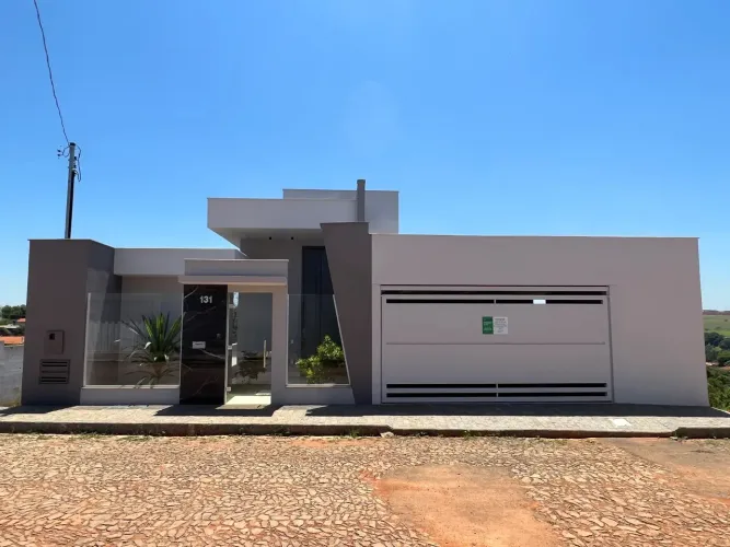 Casa para venda tem 250 metros quadrados com 3 quartos em Luz - Luz - Minas Gerais