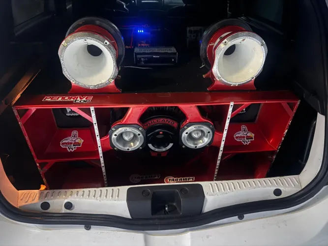 Som automotivo porta malas