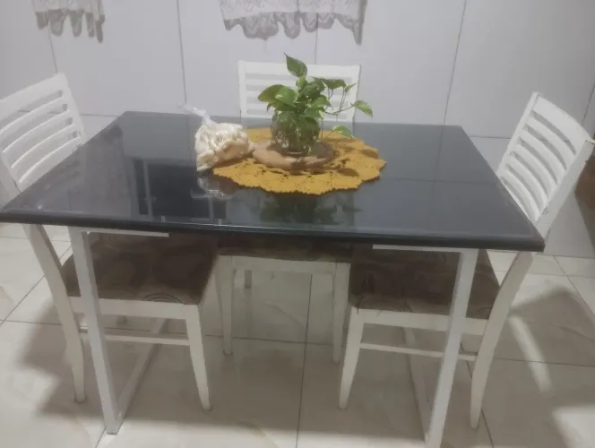 Mesa de jantar tampo de madeira com vidro e os pés de alumínio com 3 cadeiras
