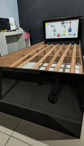 Cama solteiro e mesa de computador .*** NÃO ENTREGO*** ACEITO CARTÃO ?