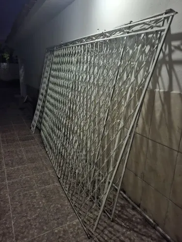 4 Grades de 3 metros cada (uma com portão duplo para carro)