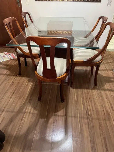 Mesa de jantar de madeira com vidro com cadeira de 5 lugares