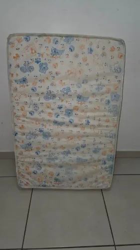 Colchão usado para chiqueirinho infantil