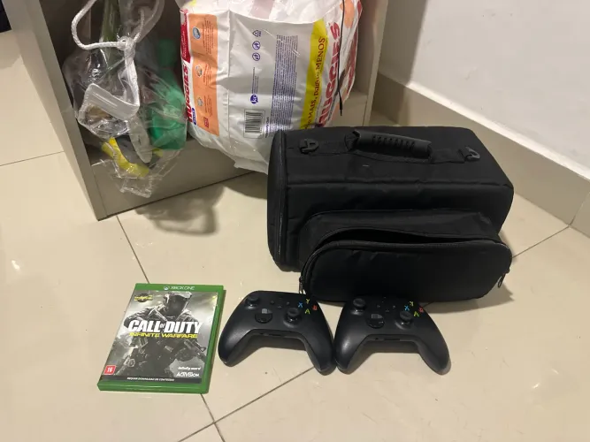 Xbox séries x com dois controles o jogo uma case e fios