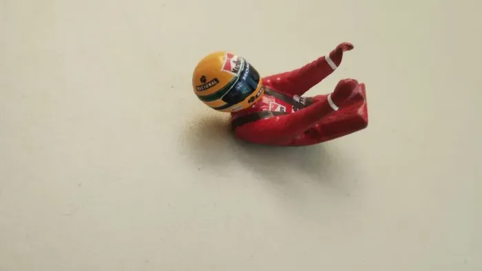 1/12 Figura do Piloto Ayrton Senna na Mclaren para colocar no carro