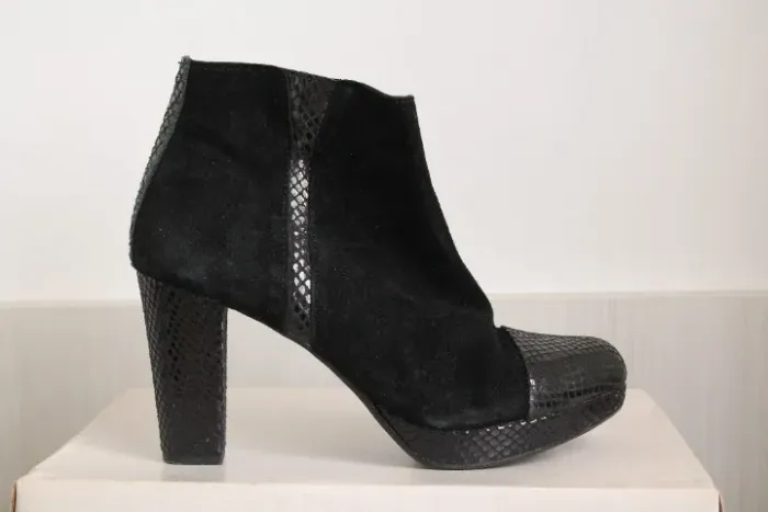 Sapato / ankle boot de salto em camurça - Jorg&Ana (Portugal) 
