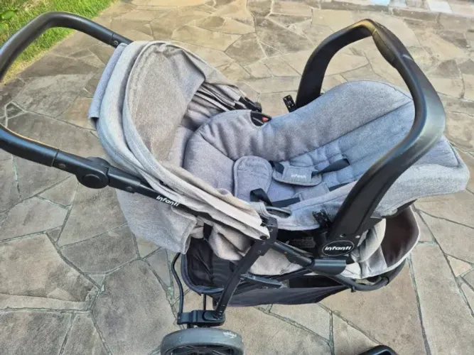 Carrinho de bebê com bebê conforto