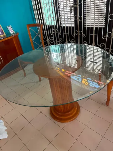 Mesa de Jantar de Madeira com Tampo de Vidro + 4 Cadeiras