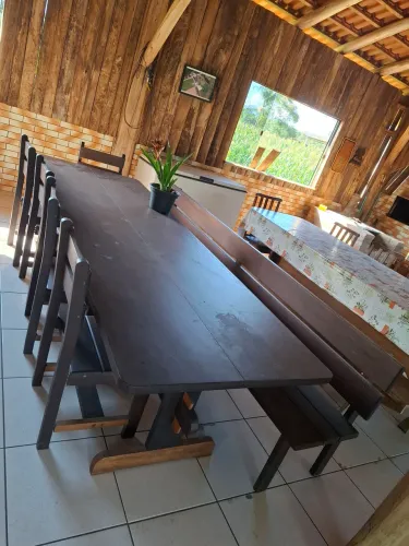 Vendo mesa de madeira maciça com um banco e 5 cadeiras