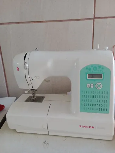 Máquina de costura nova só faltando fazer a revisão da marca Singer 