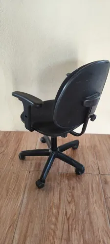 CADEIRA DE ESCRITÓRIO GIRATÓRIA PRETA COM REGULAGEM (FUNCIONANDO PERFEITAMENTE) - R$ 120