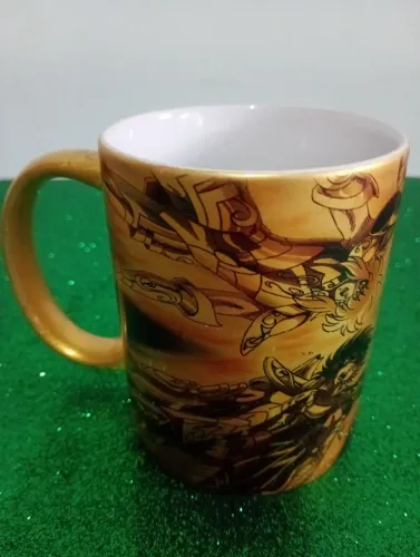 (Produto semi novo)Caneca dourada Cavaleiros do Zodíaco 