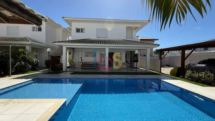 Vendo Casa com 04 Quartos a 200 metros da Praia