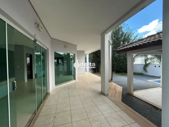 Casa com 4 quartos sendo 3 suítes disponível para venda no bairro Novo Mundo em Uberlândia