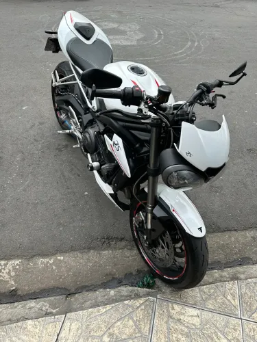 VENDO TRIUMPH STREET TRIPLE RS ABAIXO DA TABELA