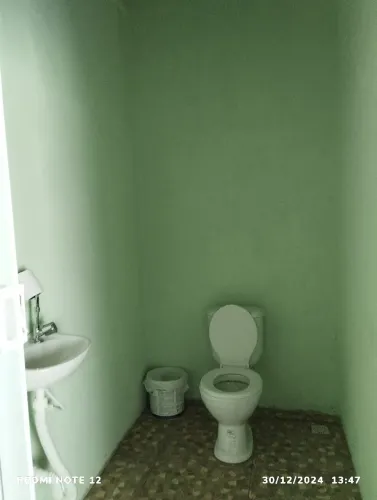 Espaço com piscina e churrasqueira 