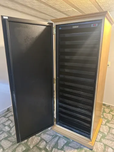 Vende-se adega de madeira refrigerada Art des Caves 180 garrafas 