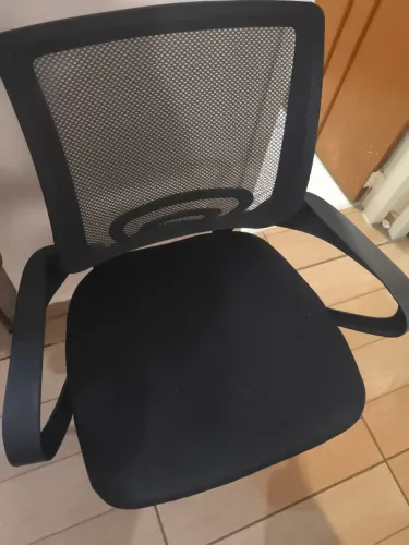 Vendo cadeira de escritório semi nova sem avarias. 