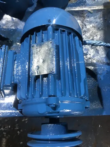 Vende se motor elétrico trifásico