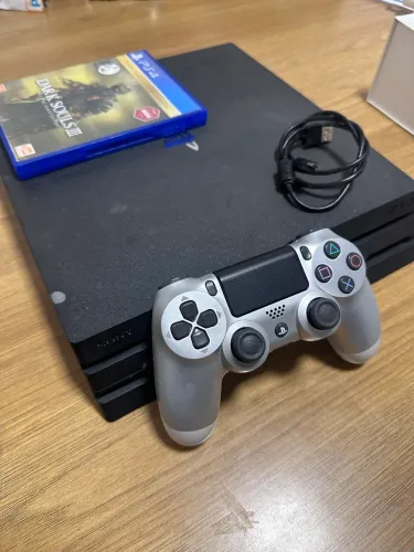 Vendo PS4 Pro 1Tb com 2 Controles e Jogos