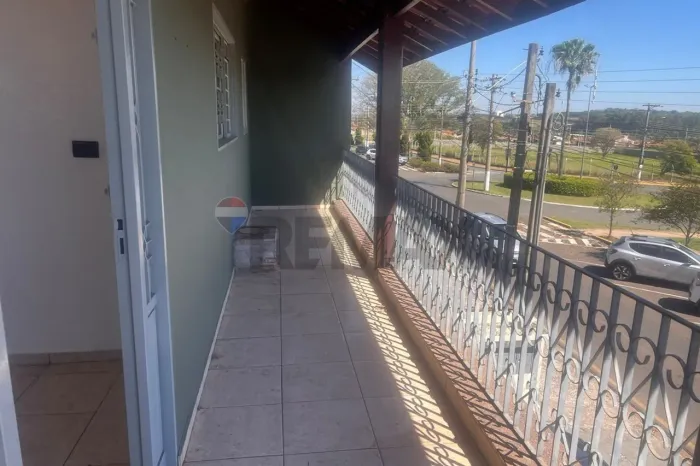 Casa para locação com 4 quartos, sendo 1 suíte.