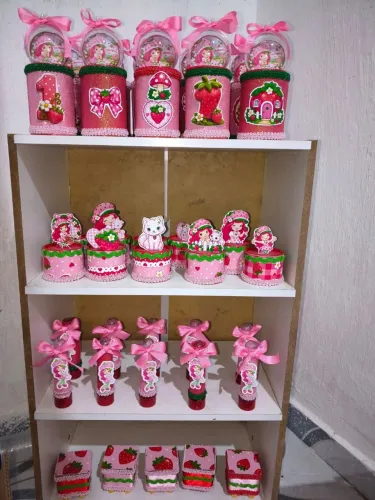 Lembrancinhas personalizada tema moranguinho.