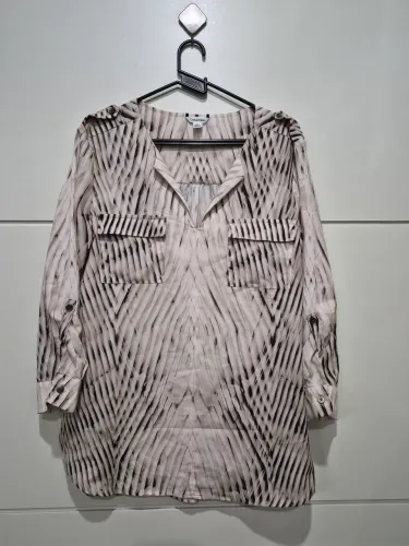 Camisa Calvin Klein estampa bege e marrom Tam.P