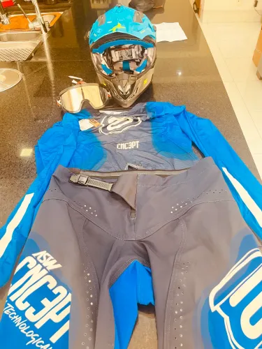 Kit Motocross Completo ASW + Mattos Racing - Capacete, Roupa e Óculos