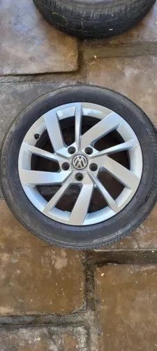 Rodas originais Jetta 250Tsi todas originais, com pneus em ótimo estado tbm.