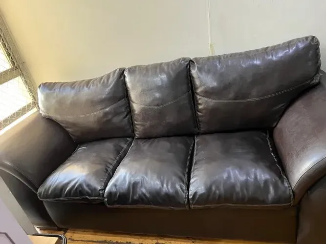 Sofá de 2 e 3 lugares couro legítimo