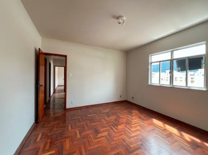Um 3 quartos grande em rua plana para venda