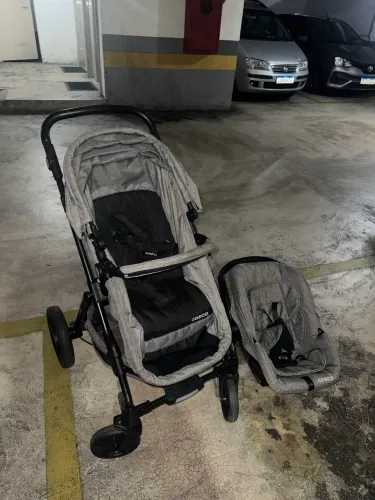 Carrinho de Bebê com Bebê conforto