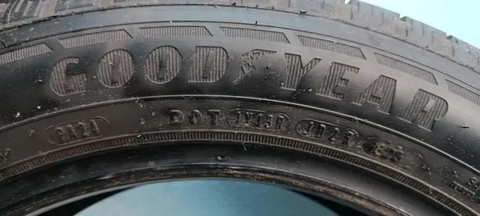 Vendo 2 pneus semi novos de marca... 215/55 R17 original do carro HR-V