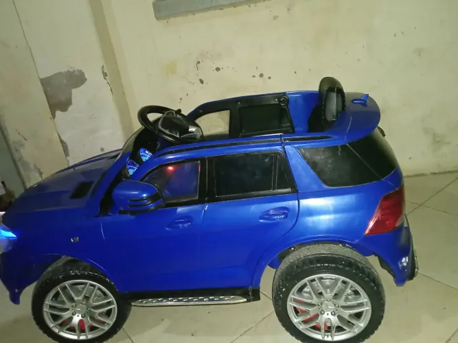 Vendo esse carrinho elétrico para a diversão complela da sua criança