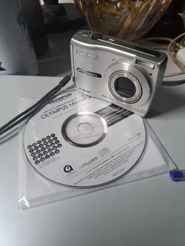 Câmera digital compacta Olympus x840 de cor prata com sensor de 8 megapixus e lente ótica