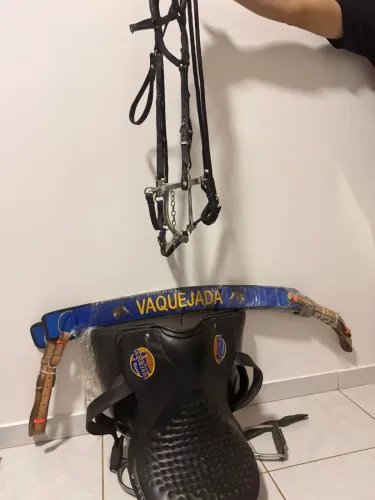 Vendo sela de vaquejada profissional, nunca usada em perfeito estado 