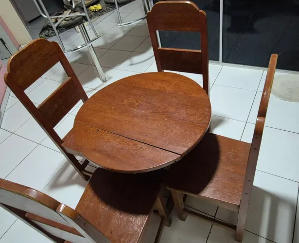 Mesa de madeira com 4 cadeiras.