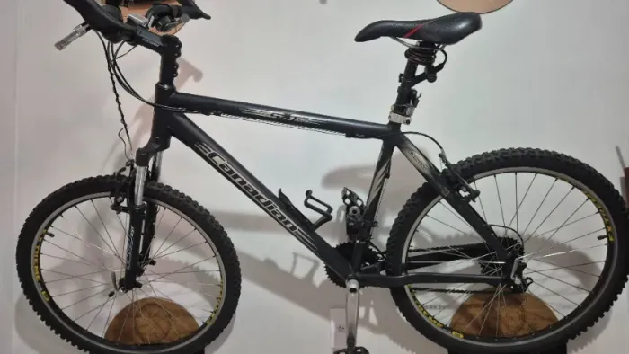 Bicicleta Mountain Bike Canadian SXT Pro - Aro 26 - 24 Marchas Shimano Alivio