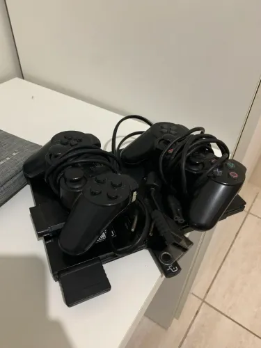 Playstation 2 com dois controles e 10 jogos no pendrive