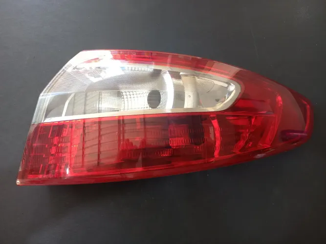 Lanterna traseira direita Renault Fluence 2015 sem led