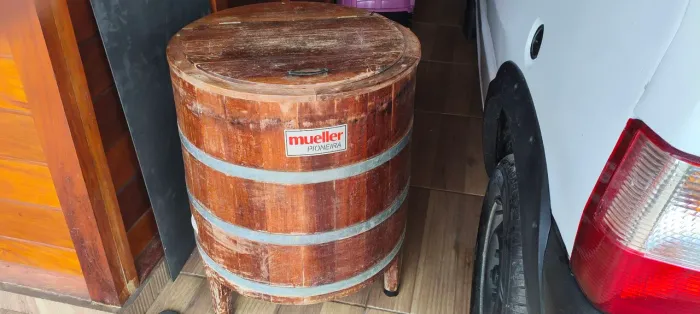 Máquina de madeira antiga, transmissão de ferro