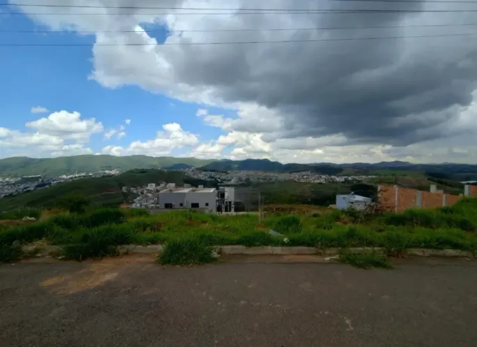 Excelente terreno á venda no Bairro Jardim Bandeirantes em Poços de Caldas MG.