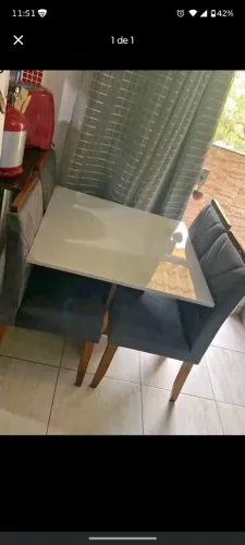 Mesa com tampa de vidro 90x90